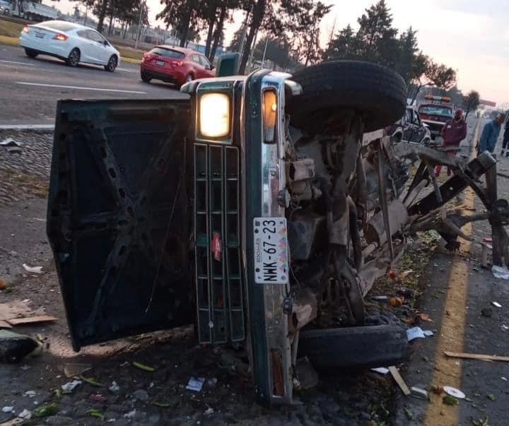 Tráiler vuelca y riega mercancía en la Toluca-Palmillas