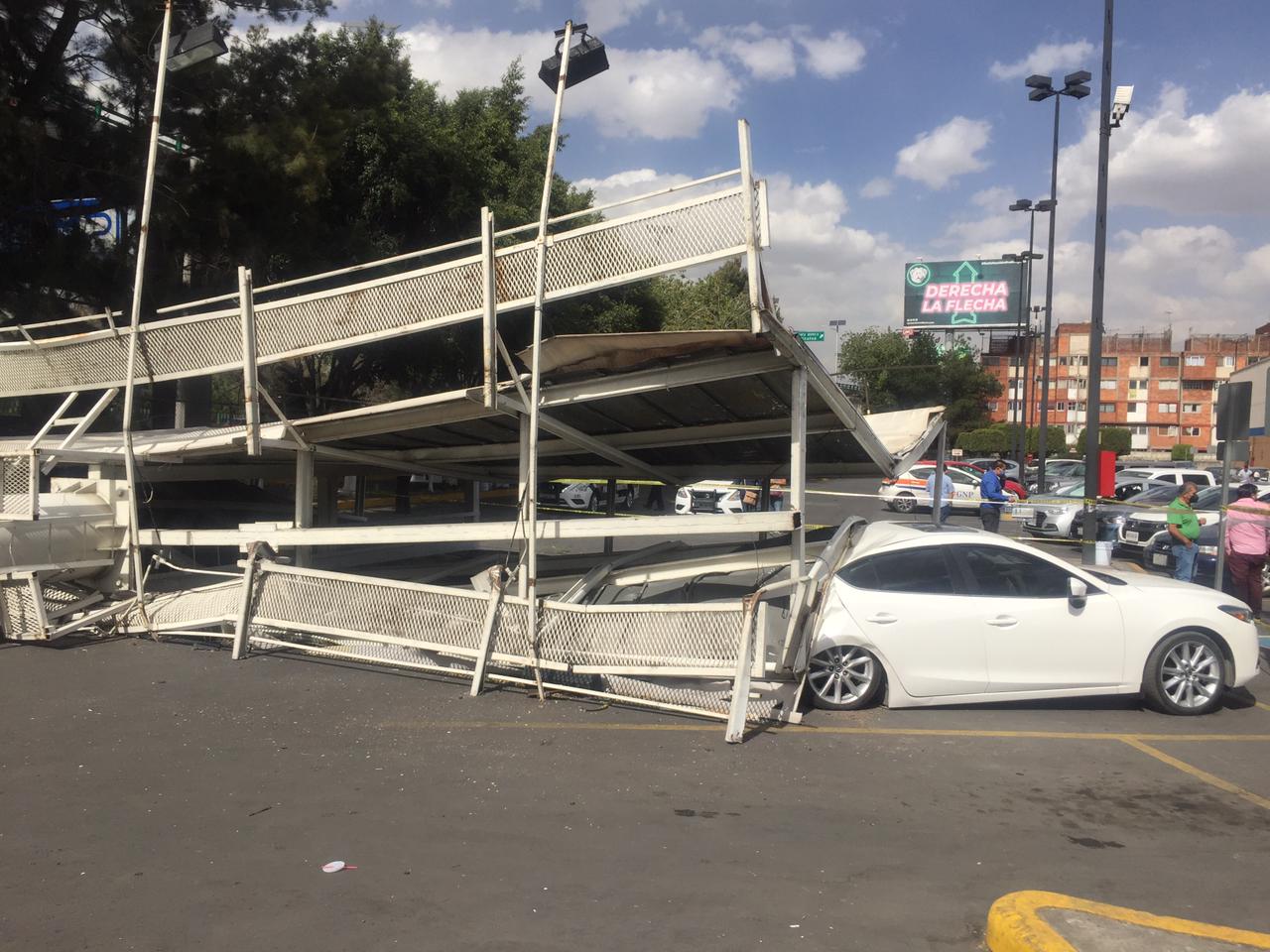 Video: cae espectacular y aplasta cuatro autos en Tlalnepantla