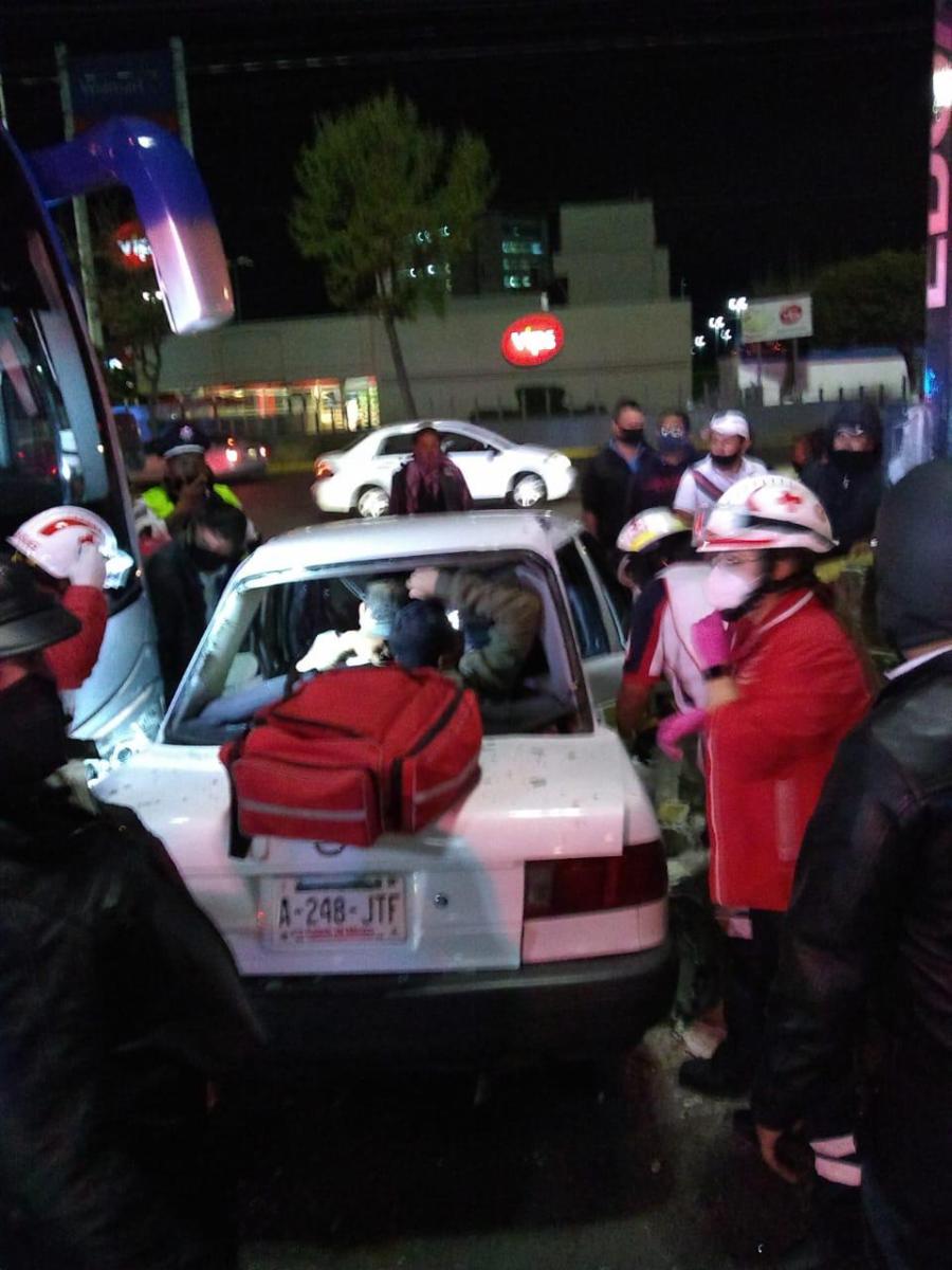 Autobús arrolla a taxi en zona de la Terminal Toluca