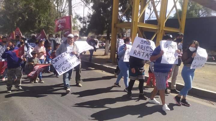 Transportistas bloquean la Texcoco Los Reyes; denuncias extorsiones de gruyeros