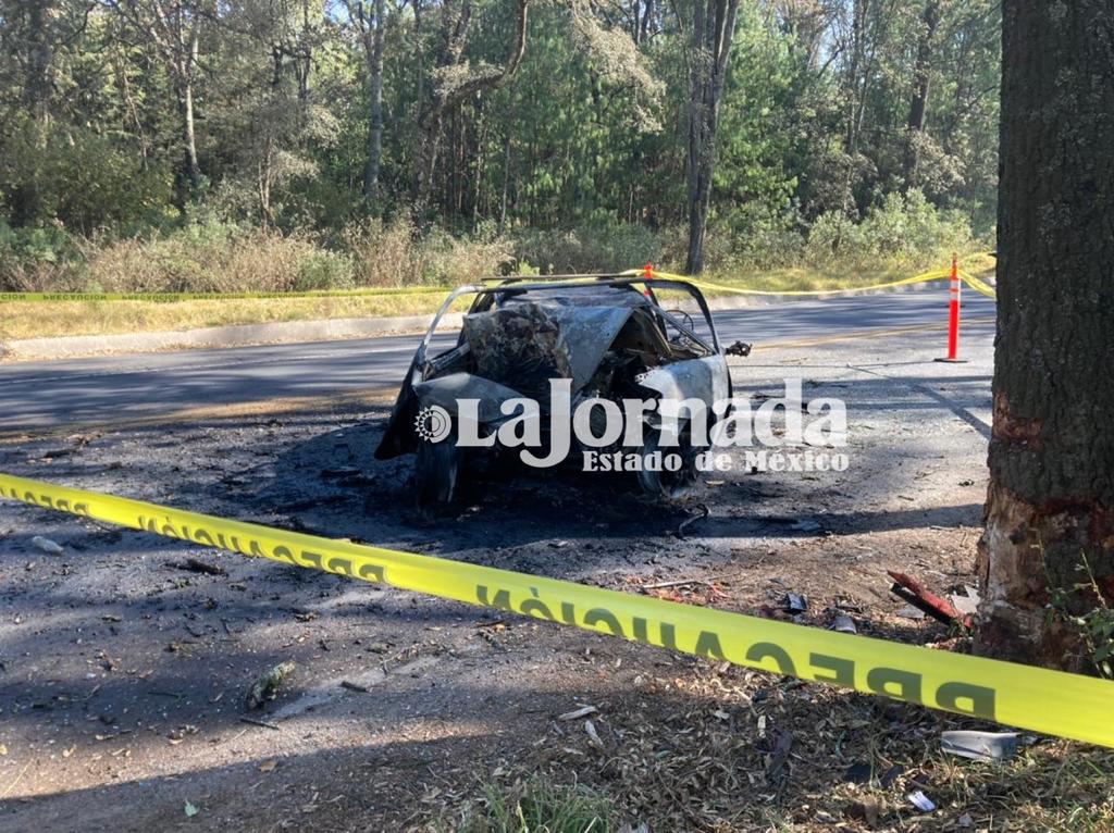 Se impacta contra un árbol y se calcina en la carretera Toluca-Zitácuraro