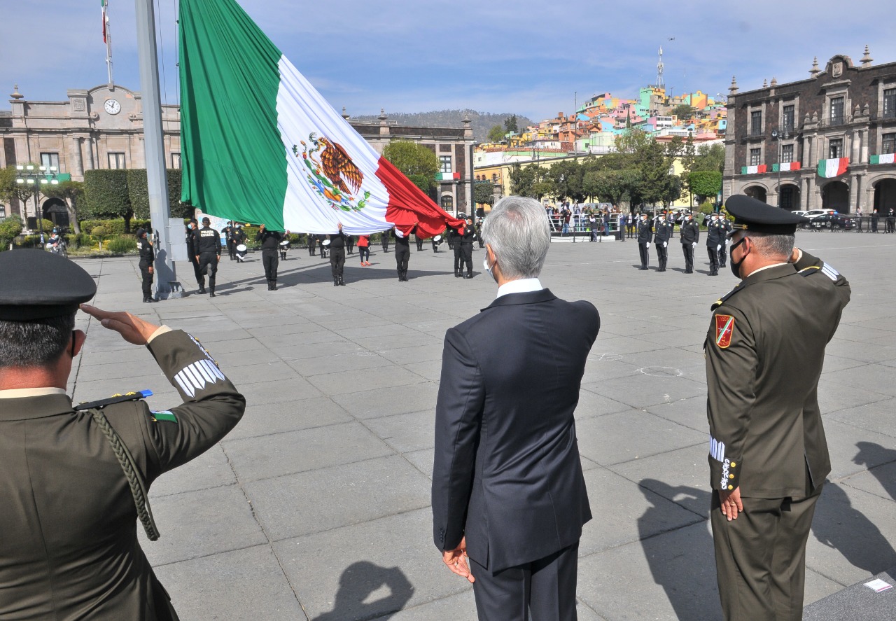 Alfredo Del Mazo encabeza ceremonia del Día de la Bandera”