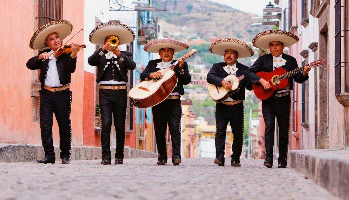 Reconocen su labor artística y cultural