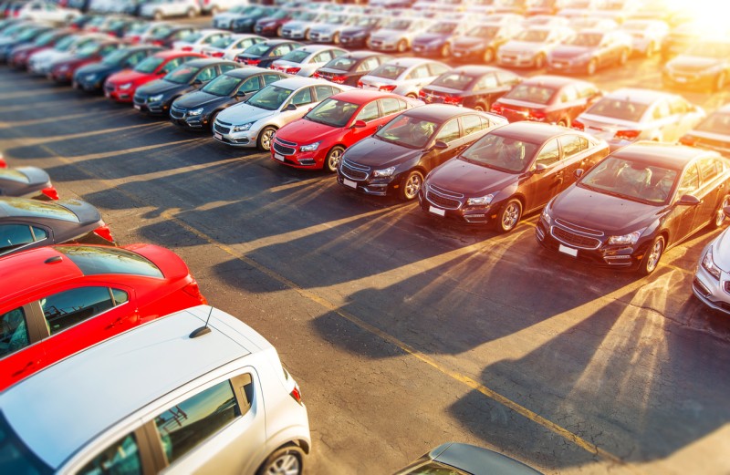 Distribuidores de autos cierran bimestre con caída de 22%