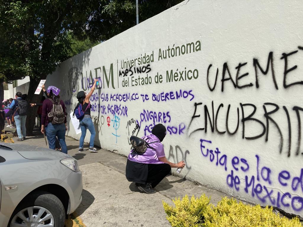 Avanza marcha 8M, entre gritos y pintas en espacios públicos