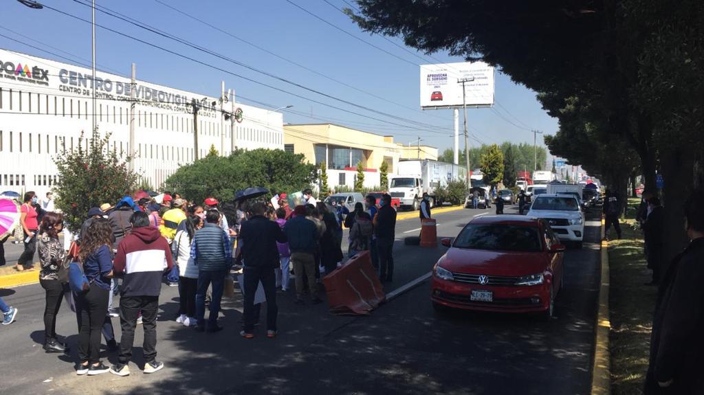 Médicos colapsan Bulevar Aeropuerto; demandan ser vacunados