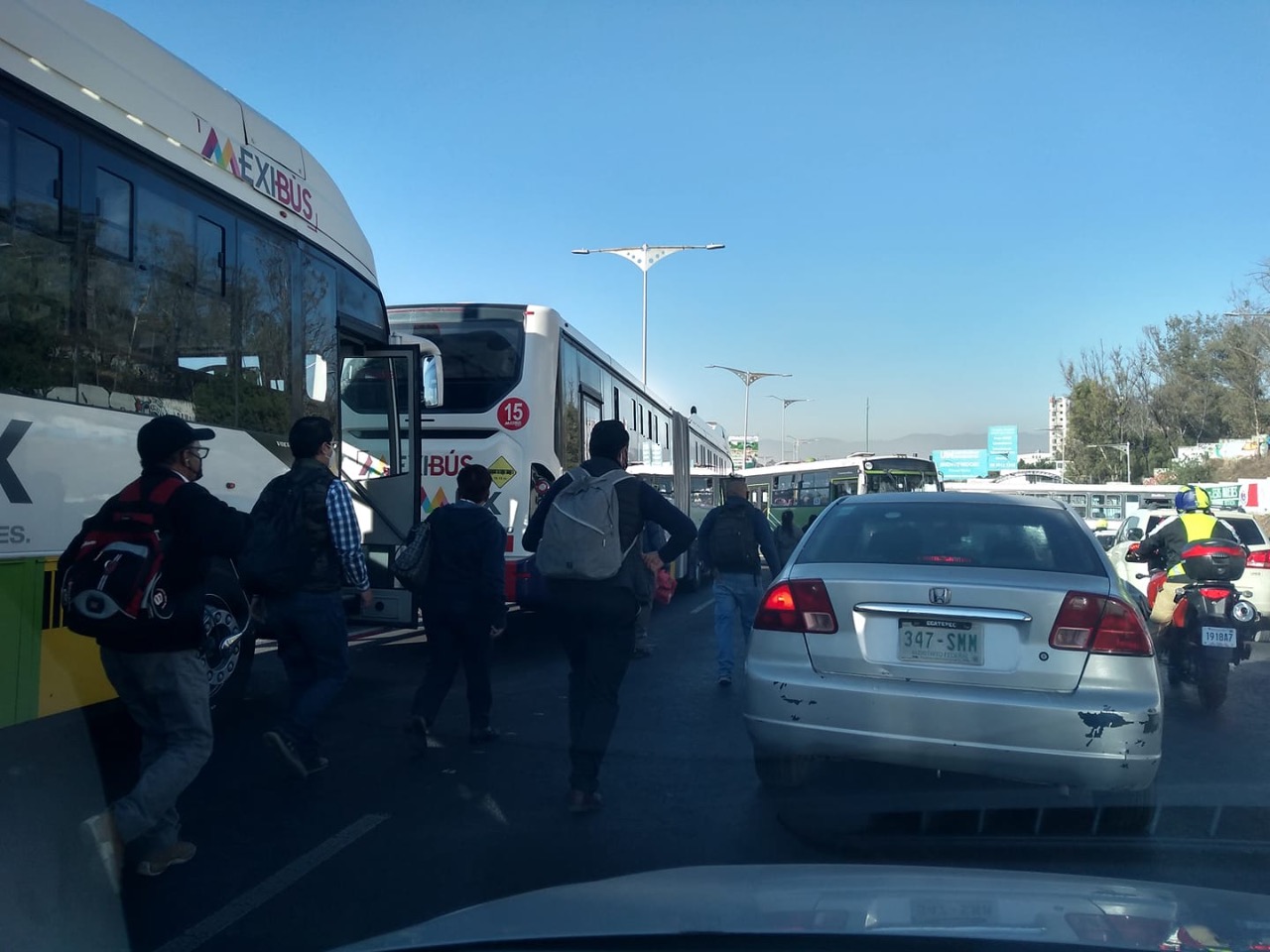 Video: Mexiquenses caminan kilómetros por bloqueo en la México-Pachuca