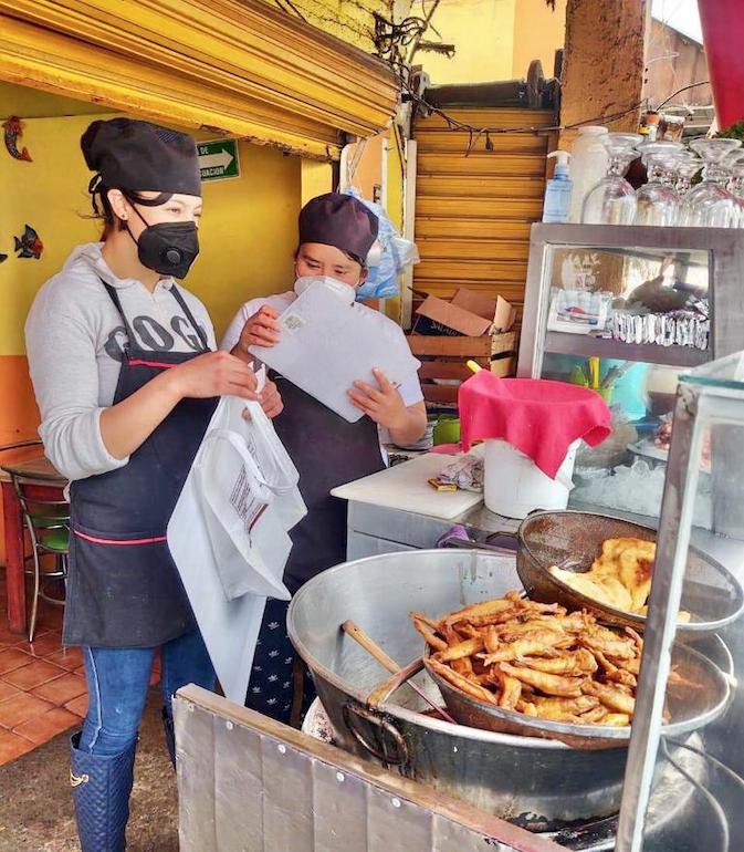 Capacitan a comerciantes de mariscos en el manejo higiénico de los productos