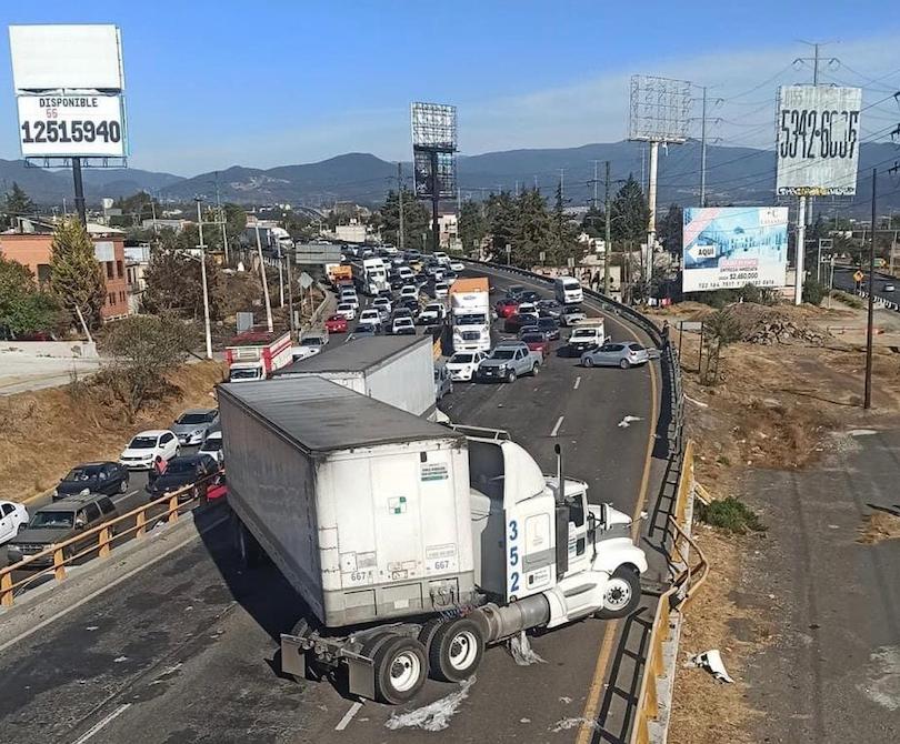 Accidente de trailer deja un herido y caos vial en la México-Toluca