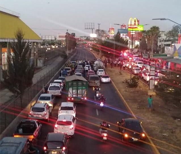 Bloqueo por falta de agua genera caos vial en Ecatepec