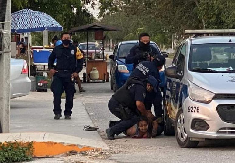 Videos: Mujer muere tras ser sometida por policías