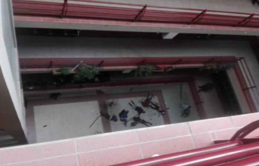 VIDEOS FUERTES | Universitarios mueren al caer de cuarto piso tras colapsar barandal