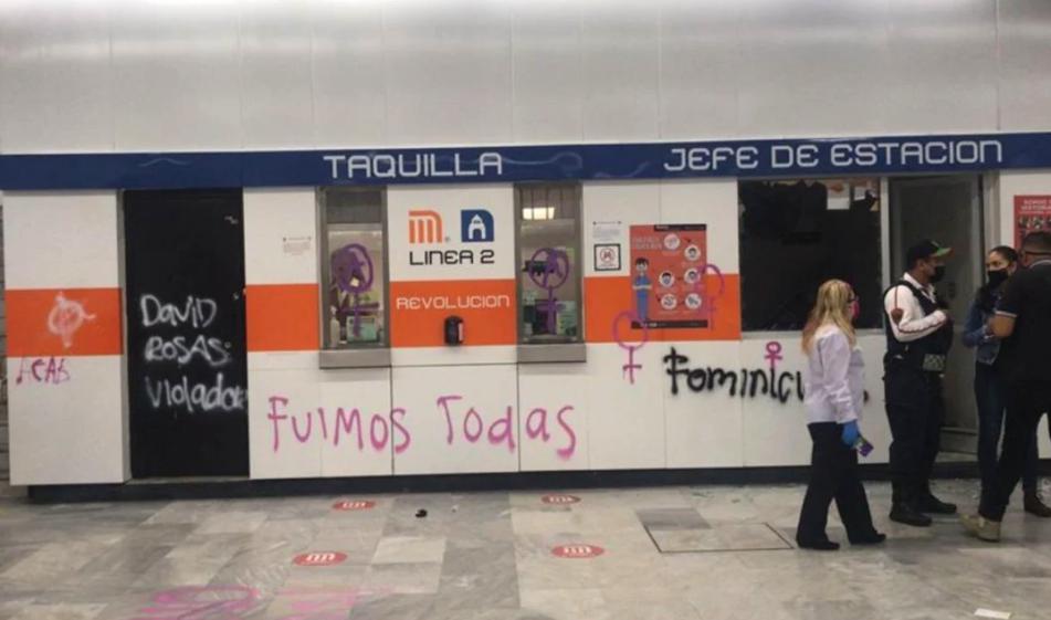 VIDEOS | Encapuchadas hacen pintas y destrozos en Metro Revolución previo a la marcha 8M