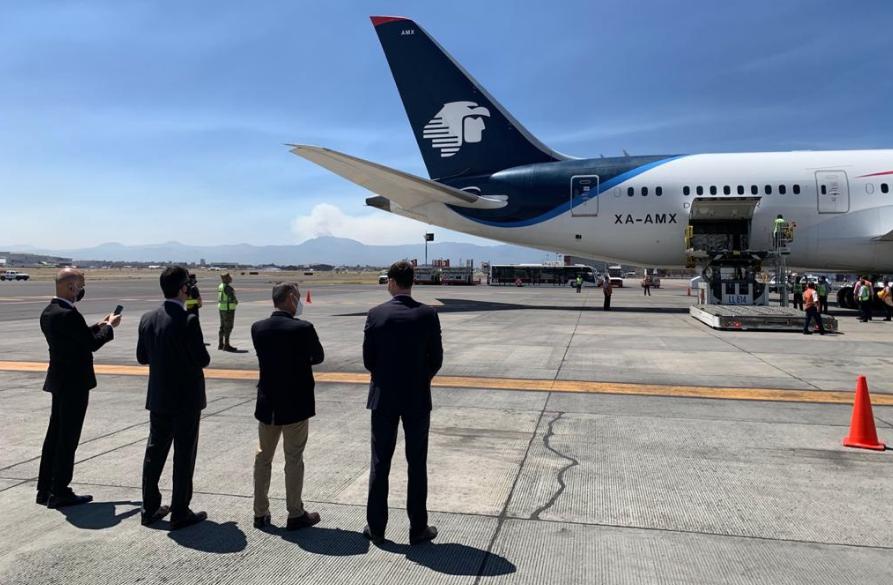 Funcionarios de la embajada de Rusia y de la empresa Birmex observan el desembarco de las 200 mil dosis de la vacuna Sputnik en el Aeropuerto Internacional de la Ciudad de México, el 10 de marzo de 2021. Foto José Antonio López