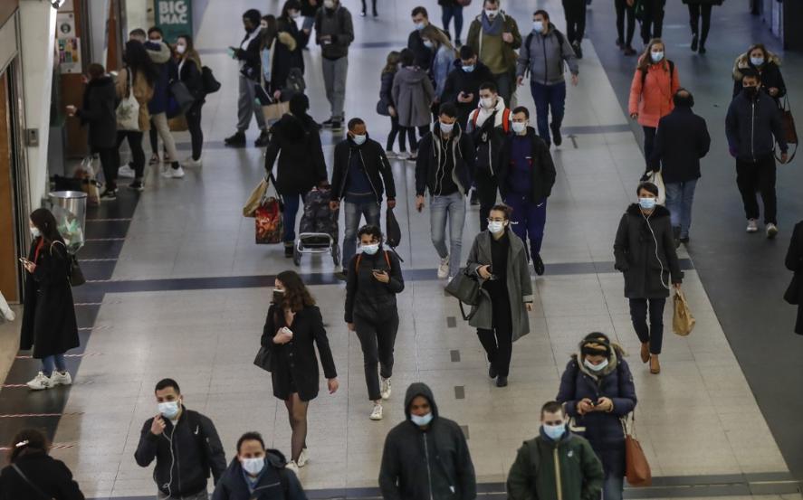 París se vuelve a confinar durante al menos un mes