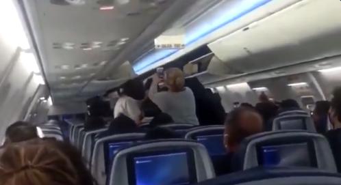 [VIDEO] Gritan e insultan a AMLO al bajar de avión comercial en el AICM