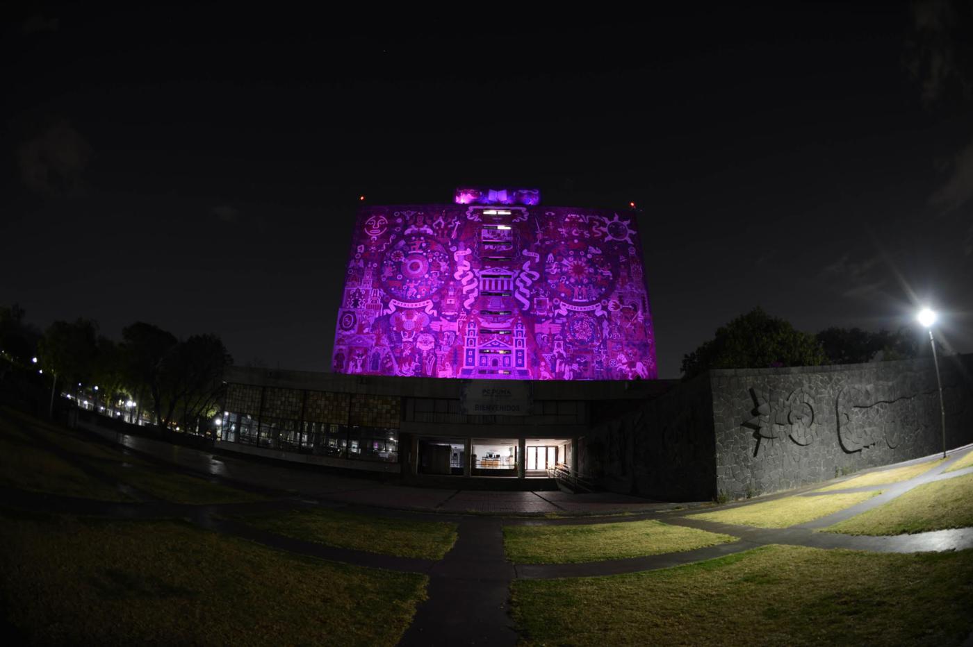 Iluminan de morado Biblioteca de la UNAM por Día Internacional de la Mujer