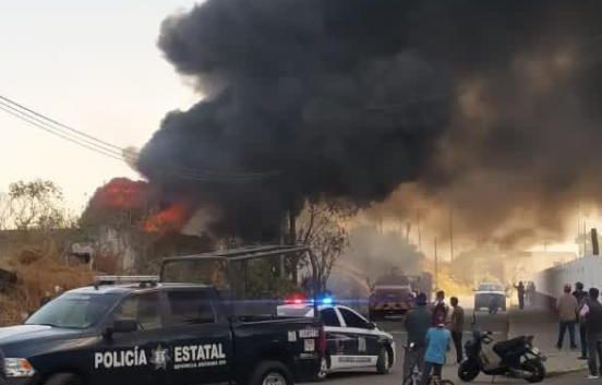 Se quema tiradero de llantas en Coacalco