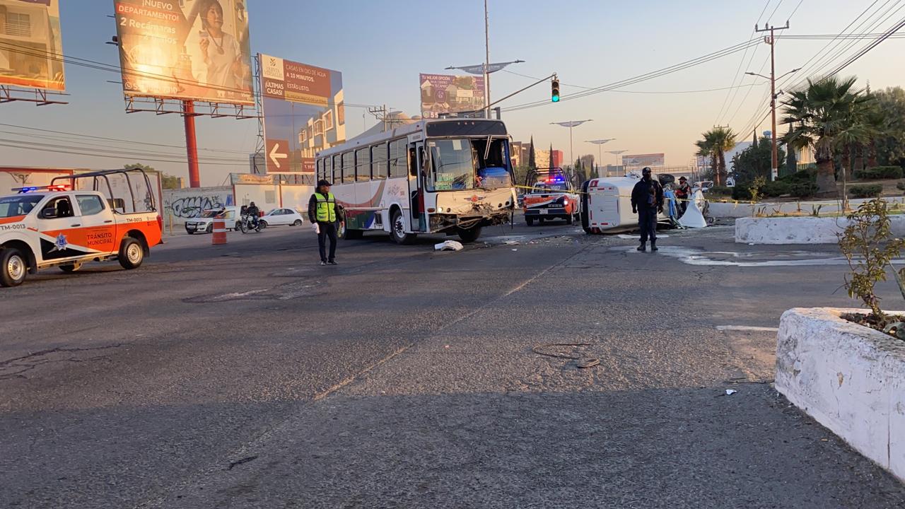 Se impactan autobús de pasajeros y camioneta en Tecámac; hay un muerto