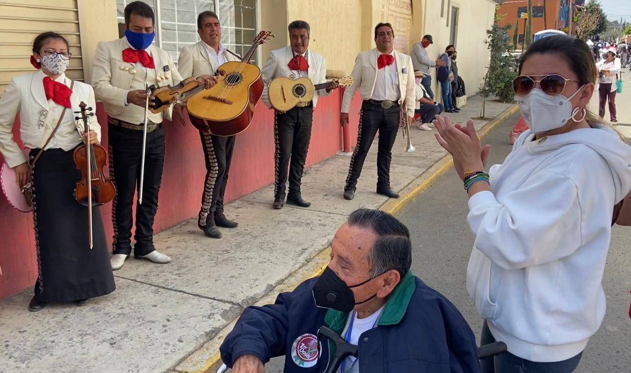 Mariachi hace llevadera espera por vacuna Covid-19 a adultos mayores, en Toluca