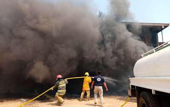 Fuego en pastizales alcanzó bodega de telas en Texcalyacac