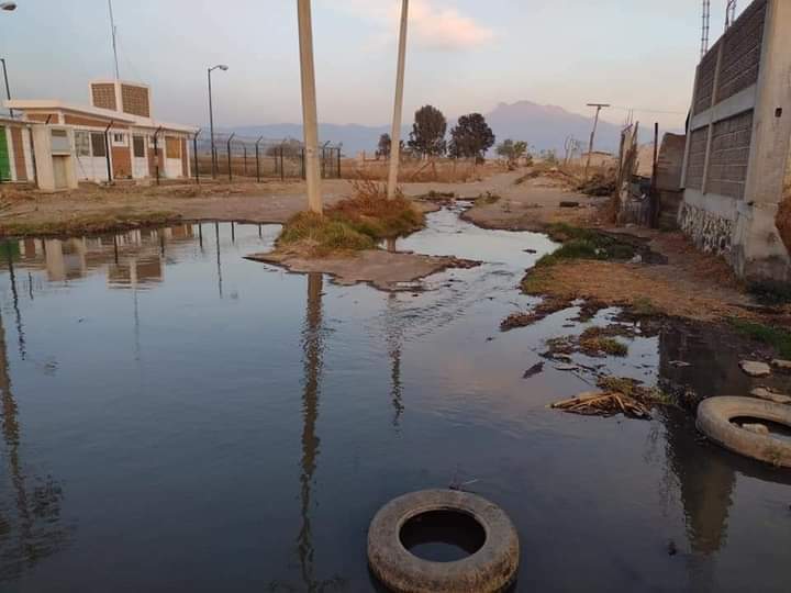 Se desborda canal de aguas negras en Chalco