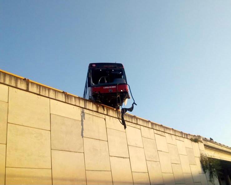 Autobús casi vuela de puente de la Toluca-Naucalpan; dos heridos