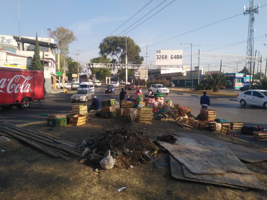 Vuelca camioneta con frutas sobre la López Portillo, en Ecatepec