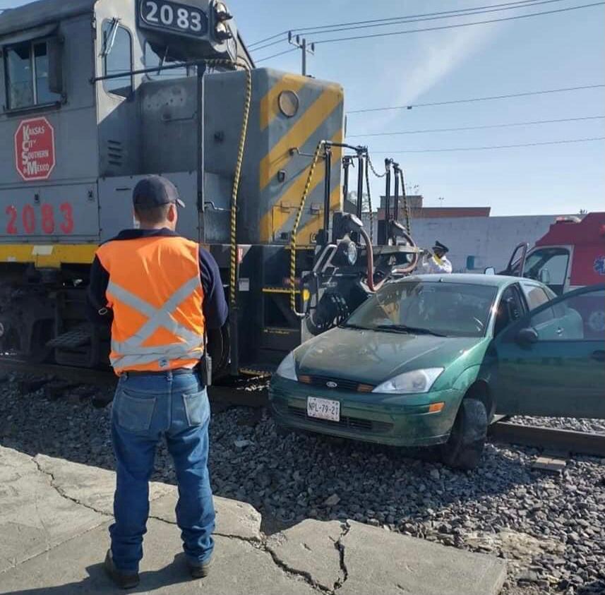 Los arrastra el tren y salen ilesos, en Toluca