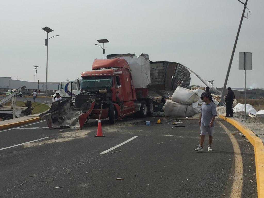 Vuelca trailer cargado con plástico en la autopista Toluca-Naucalpan