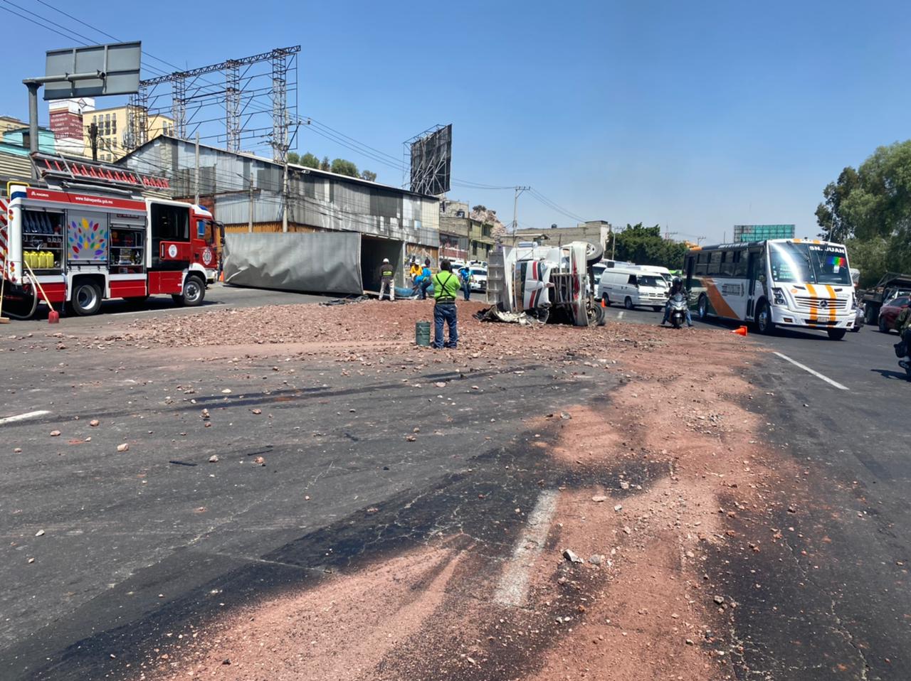 Vuelcan camiones de carga sobre la México-Pachuca provocando severo caos vial