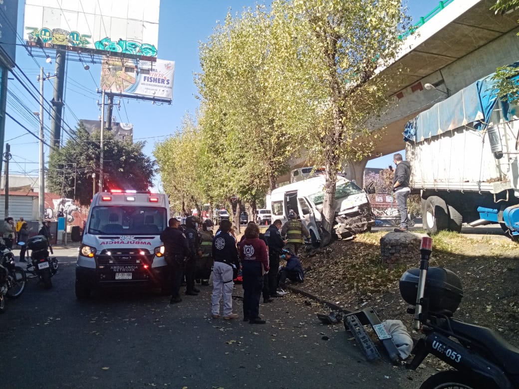 Chocan camioneta y torton; cuatro heridos