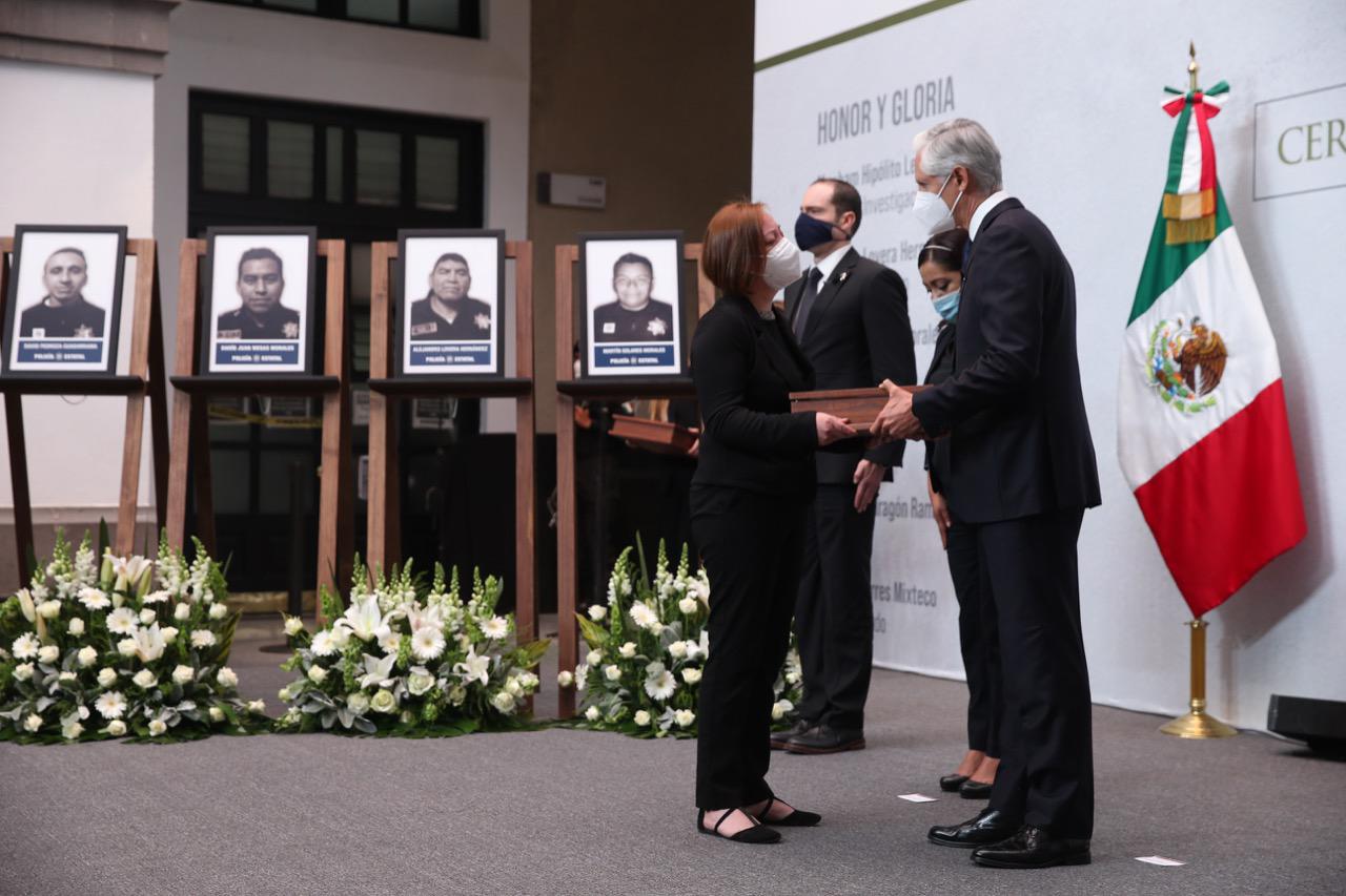 Rinden homenaje póstumo a los 13 elementos caídos en Coatepec Harinas