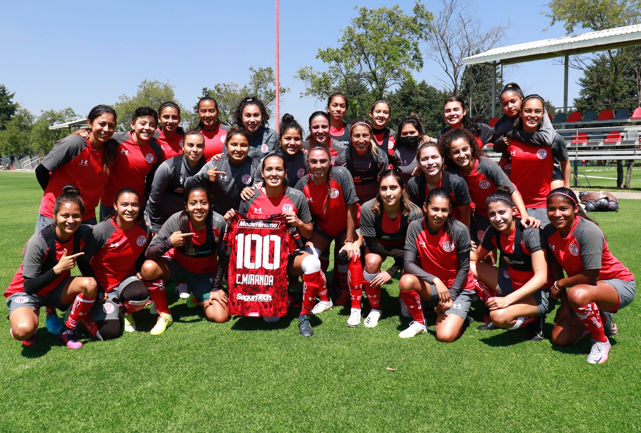 Con una playera Caro Miranda celebra sus 100 juegos con las diablas