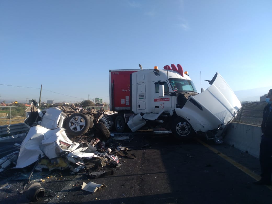 Tráiler pollero impacta camioneta y muere el conductor