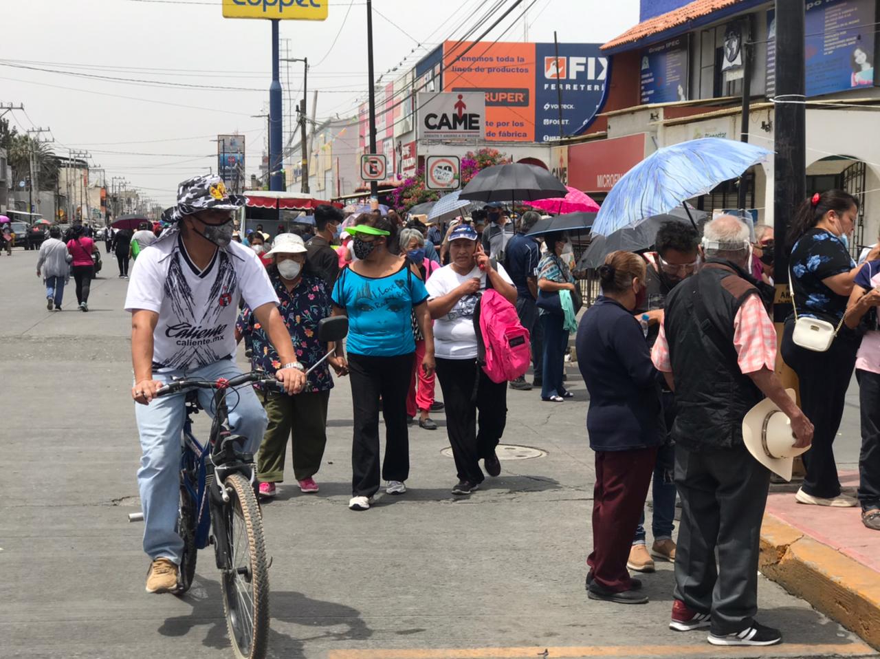 Largas filas y caos para vacunar en el Valle de México