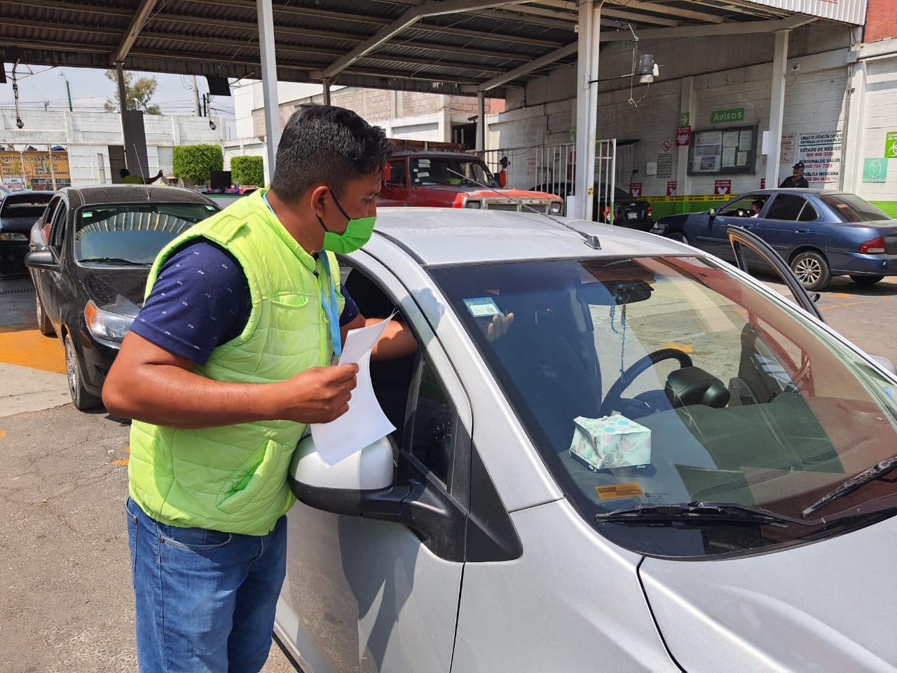 ¿Quiénes deben verificar su auto en abril?