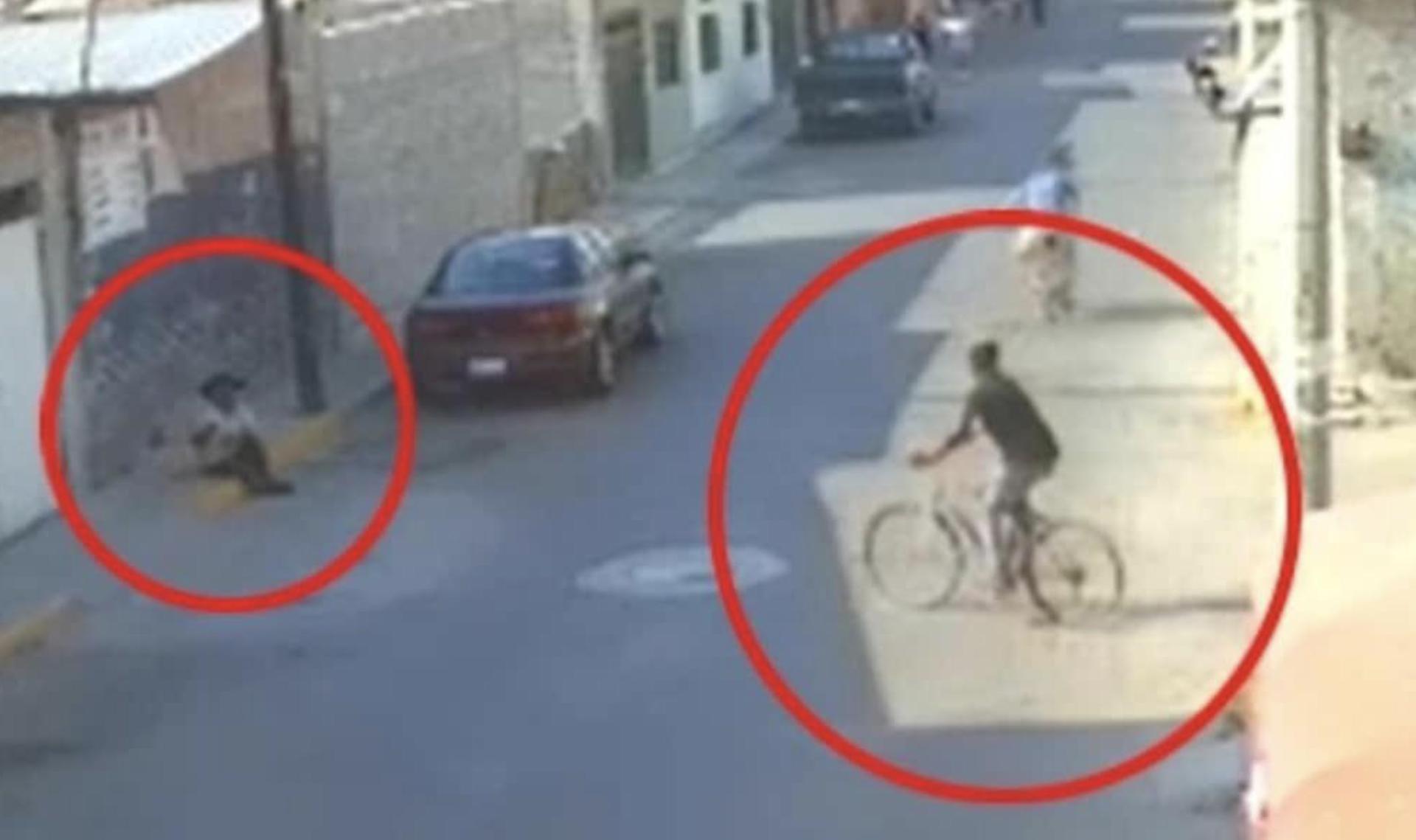 VIDEO FUERTE | Ciclista prende fuego a mujer de la tercera edad y huye