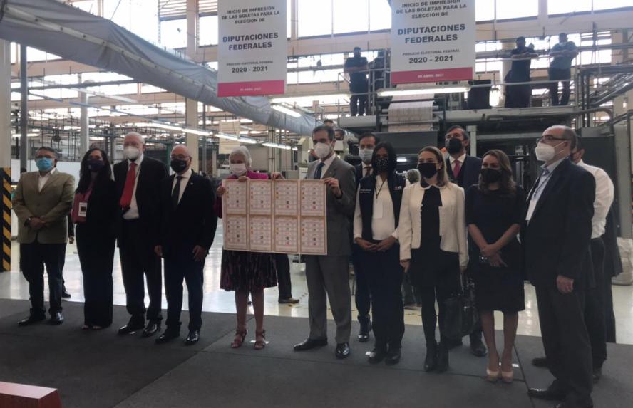 La secretaria de Gobernación, Olga Sánchez Cordero, y el consejero presidente del INE, Lorenz Córdova, durante la ceremonia del inicio de la impresión de 101.6 millones de boletas para las elecciones de diputados federales, el 6 de abril de 2021. Foto cortesía INE