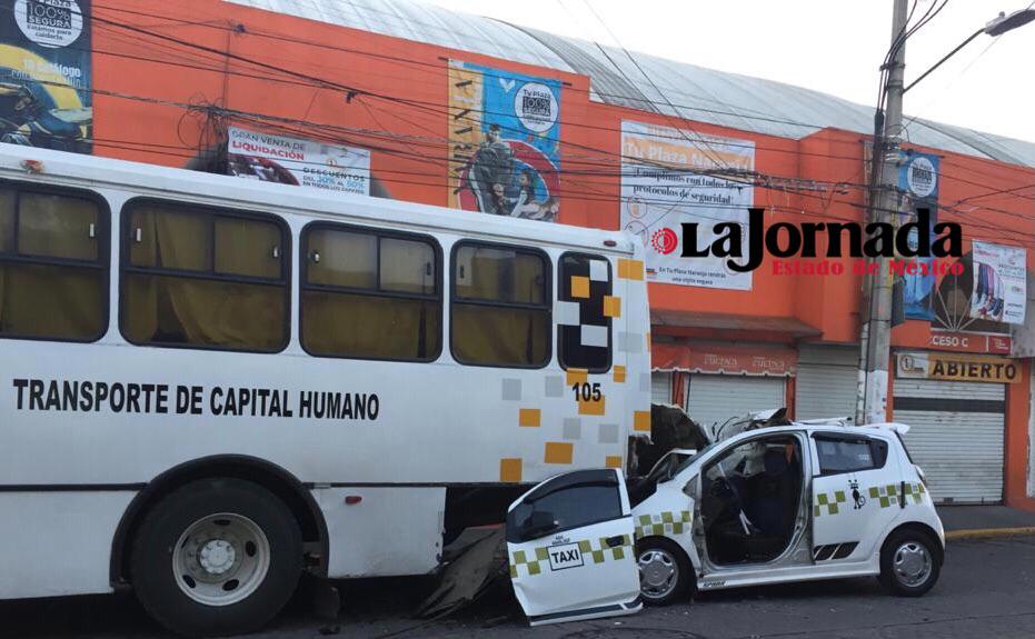 Fatal choque entre taxi y autobús en San Mateo Atenco