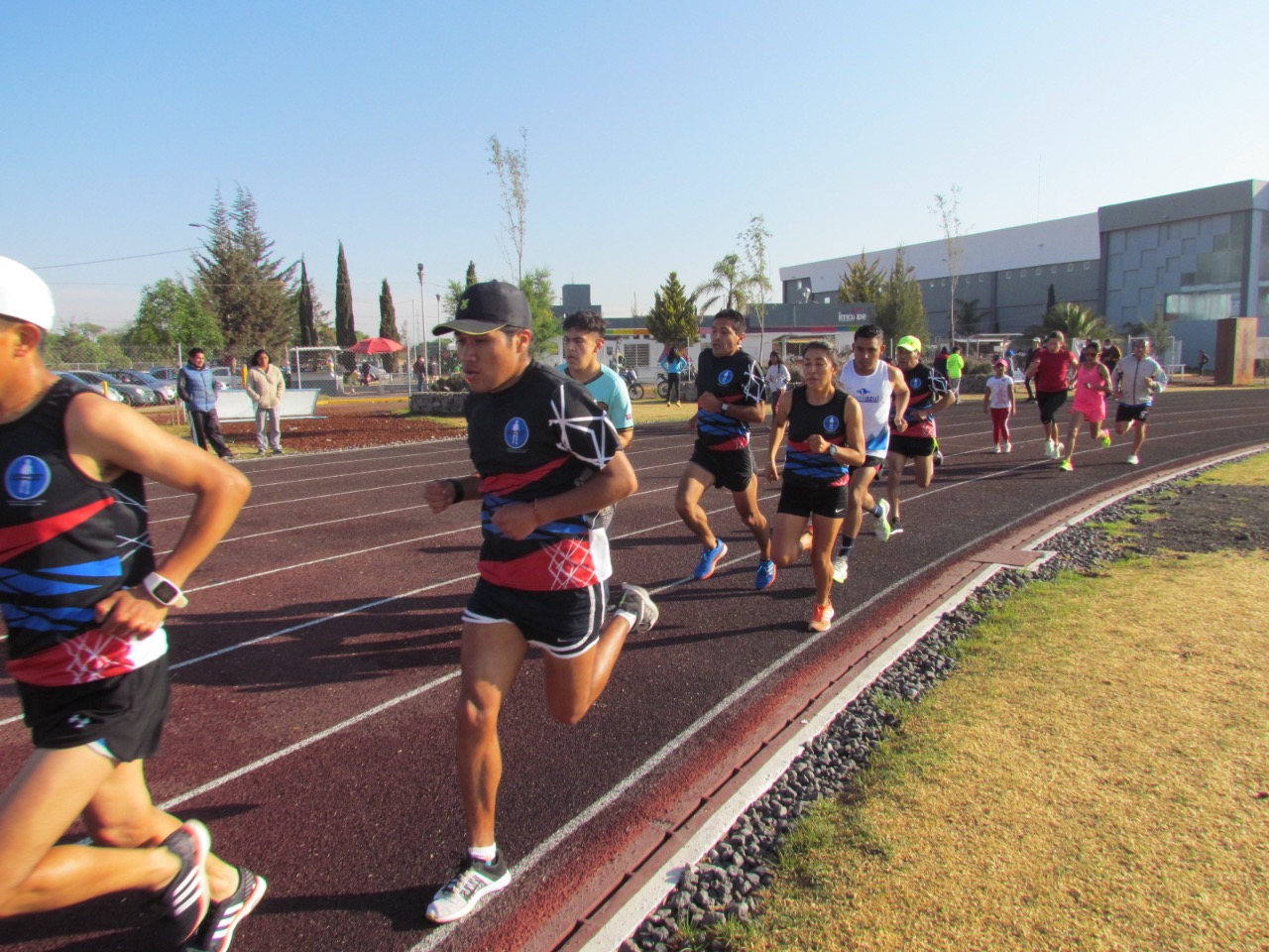 Atletas de alto rendimiento entrenan en la pista de atletismo del Multideportivo en San Mateo Atenco