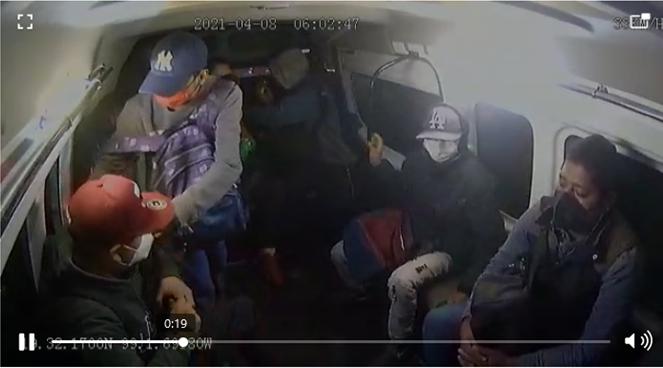 Video/Apenas amanecía y ladrones atracan a pasajeros de una combi en Ecatepec