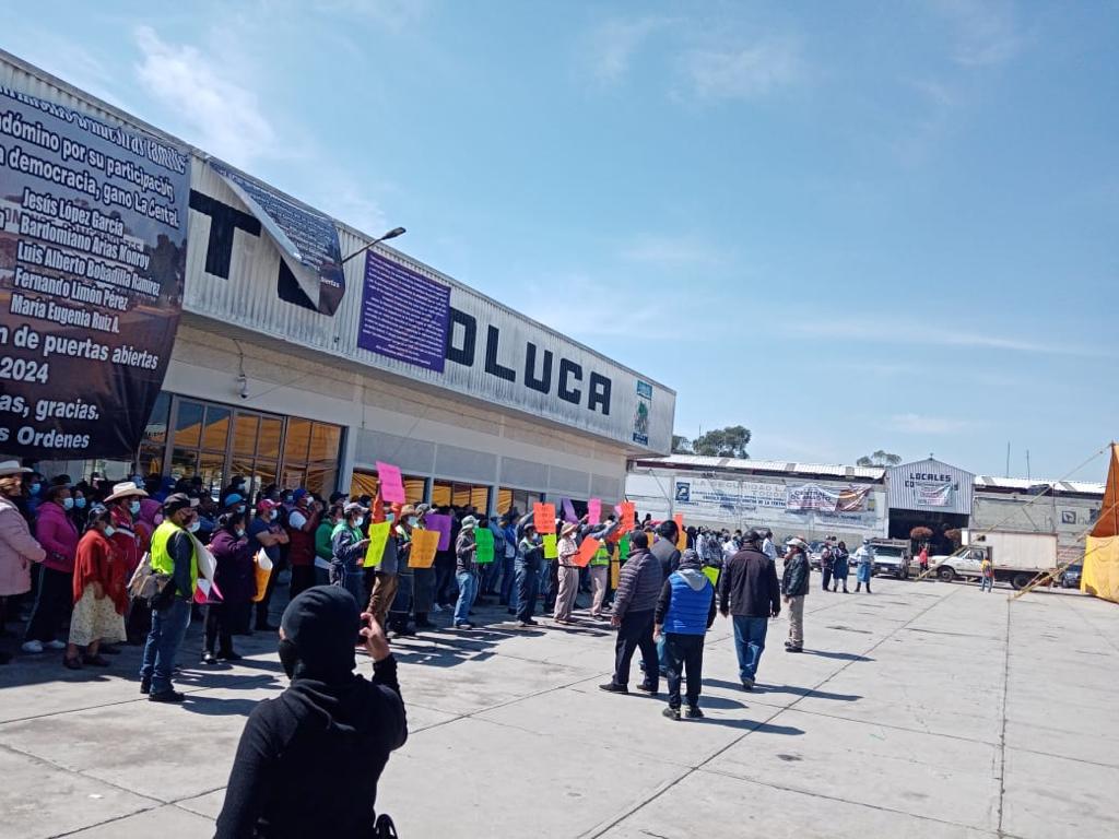 En tenso evento, eligen a  nuevos administradores de la Central de Abasto, en Toluca