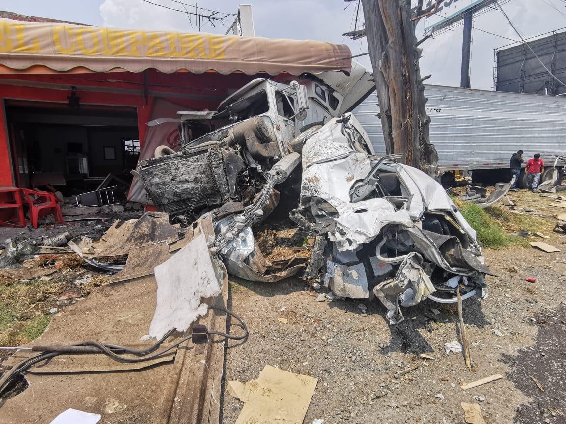 Tres muertos deja carambola en la México-Toluca