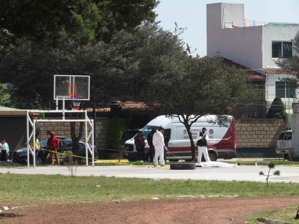 Muere joven mientras jugaba basquetbol en un parque, en Toluca