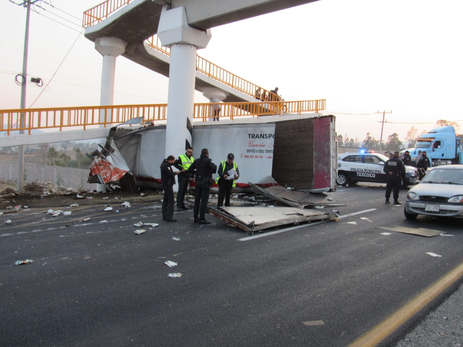 Vuelca trailer en la Texcoco-Calpulalpan e impacta a camioneta; hay cuatro heridos