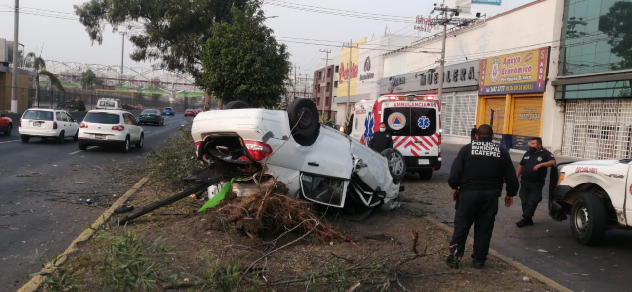 Video: Muere al volcar su auto en la Avenida Central, en Ecatepec