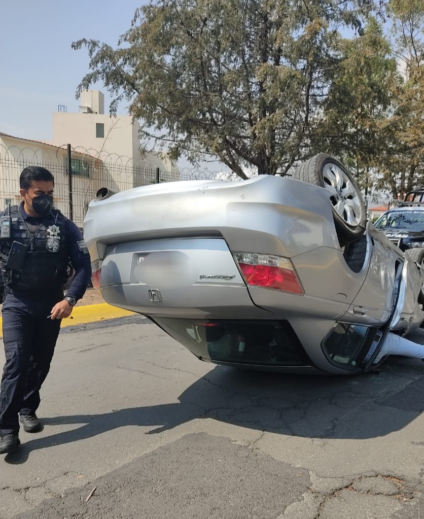 Aparatoso choque en Atizapán deja lesionada a una mujer