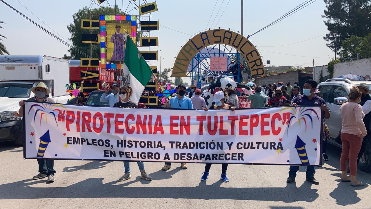 Artesanos de Tultepec marchan contra nuevo aeropuerto por temor a que desaparezca la pirotecnia