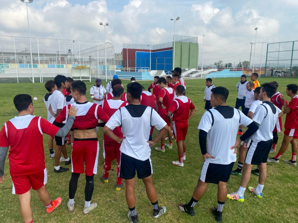 León presentó, de una manera original, a su nuevo entrenador Ariel Holan